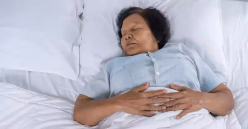 兒子流著淚說：「你們別吵了，奶奶我們養，不用你們管!