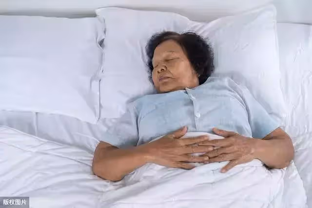 兒子流著淚說:「你們別吵了,奶奶我們養,不用你們管!