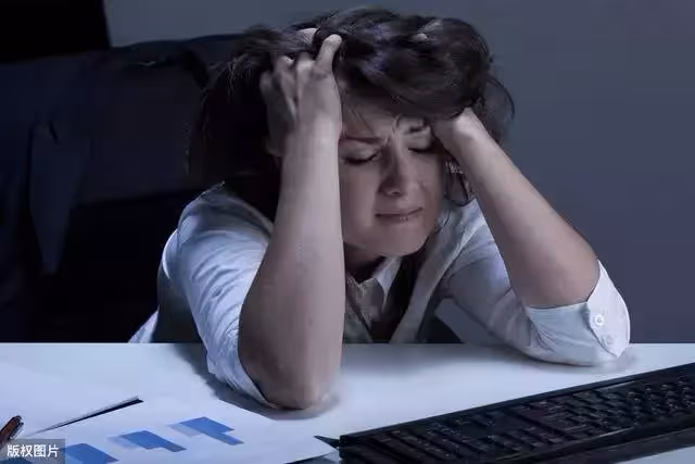 兒子流著淚說：「你們別吵了，奶奶我們養，不用你們管!