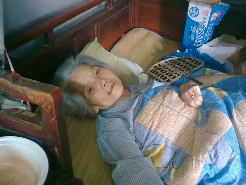 兒子離家10年不回家,每月卻寄回5千塊,母親逼不得已裝死騙他回家,看到「真相」她心痛欲絕:媽對不起你了