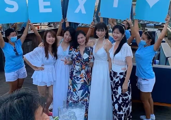 新加坡女神潘玲玲近照!穿弔帶裙大秀好身材,51歲抗癌成功精神好