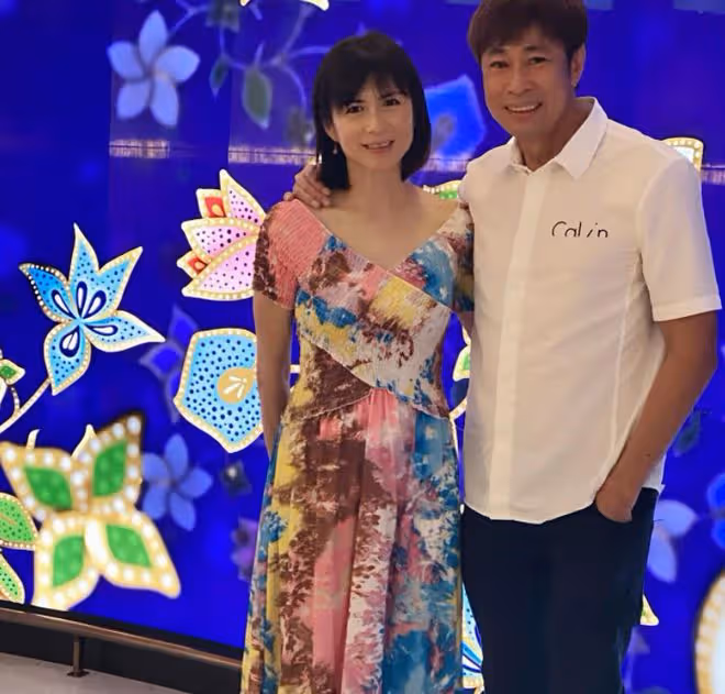 新加坡女神潘玲玲近照!穿弔帶裙大秀好身材,51歲抗癌成功精神好