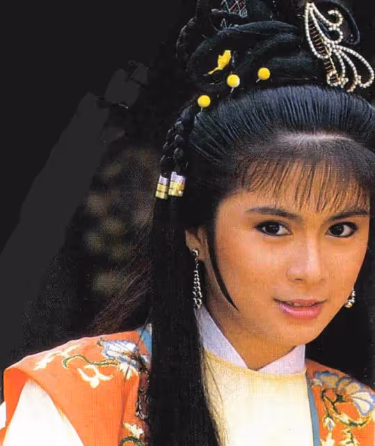 新加坡女神潘玲玲近照!穿弔帶裙大秀好身材,51歲抗癌成功精神好