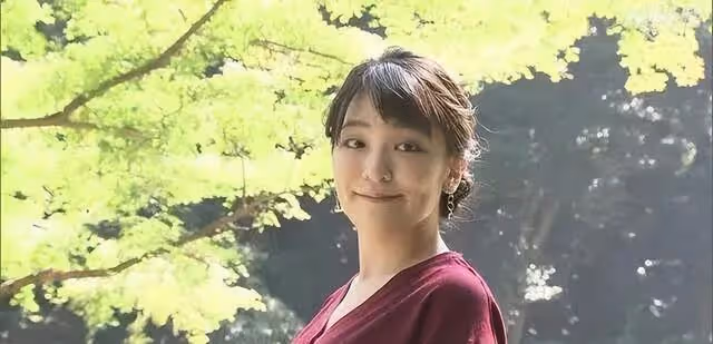 真子和小室圭甜蜜散步,獨自背買菜包購物手戴頭繩,生活平淡