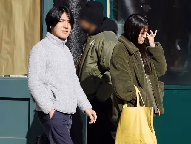 真子和小室圭甜蜜散步,獨自背買菜包購物手戴頭繩,生活平淡
