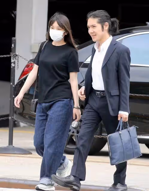 真子和小室圭甜蜜散步,獨自背買菜包購物手戴頭繩,生活平淡