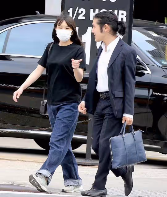 真子和小室圭甜蜜散步,獨自背買菜包購物手戴頭繩,生活平淡