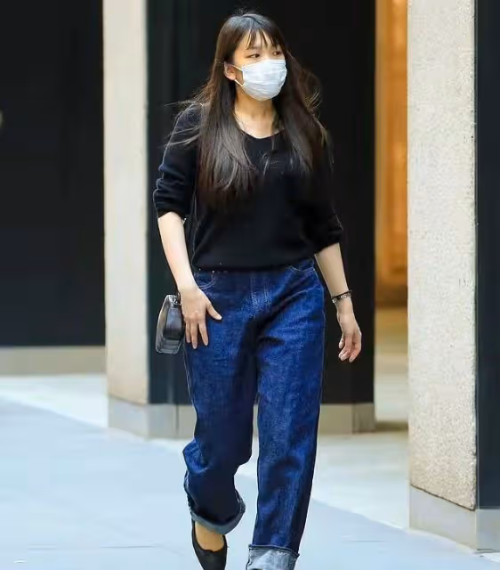 真子和小室圭甜蜜散步,獨自背買菜包購物手戴頭繩,生活平淡