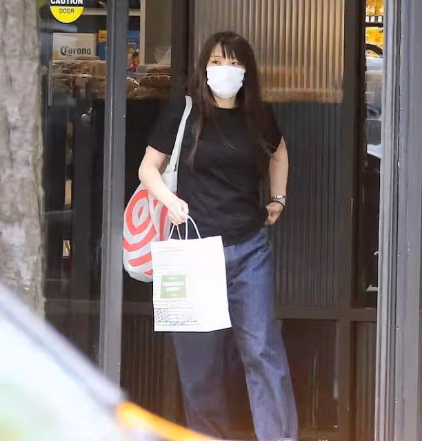 真子和小室圭甜蜜散步,獨自背買菜包購物手戴頭繩,生活平淡