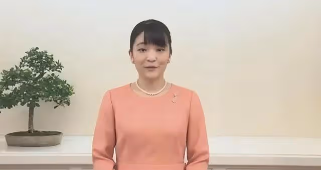 真子和小室圭甜蜜散步,獨自背買菜包購物手戴頭繩,生活平淡