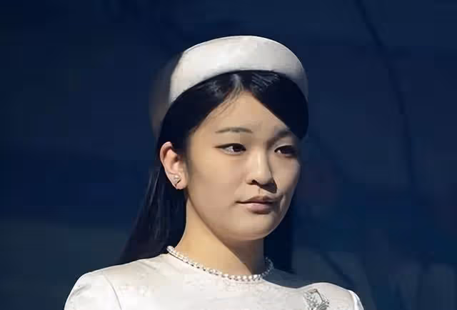 真子和小室圭甜蜜散步,獨自背買菜包購物手戴頭繩,生活平淡