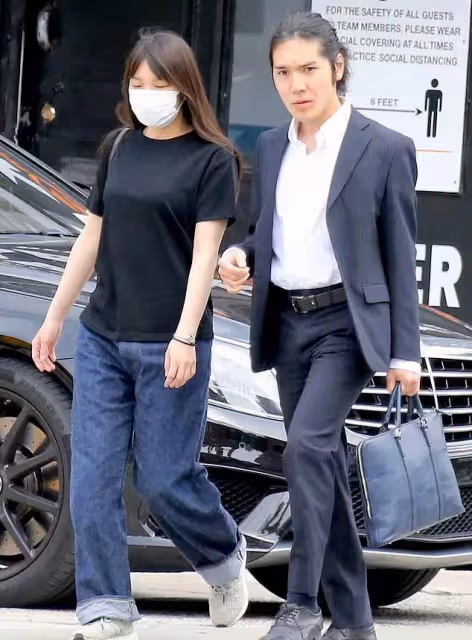 真子和小室圭甜蜜散步,獨自背買菜包購物手戴頭繩,生活平淡