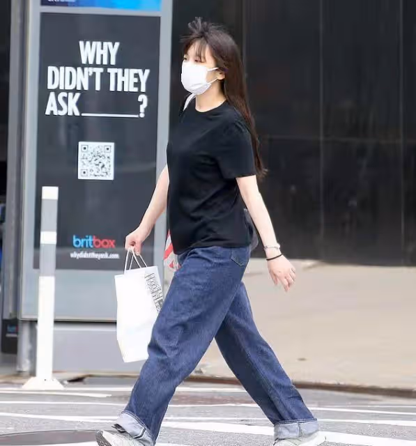 真子和小室圭甜蜜散步,獨自背買菜包購物手戴頭繩,生活平淡