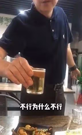 今日份的瓜|女團成員被陌生男子要求敬酒,小S被具俊曄的生日禮物感動