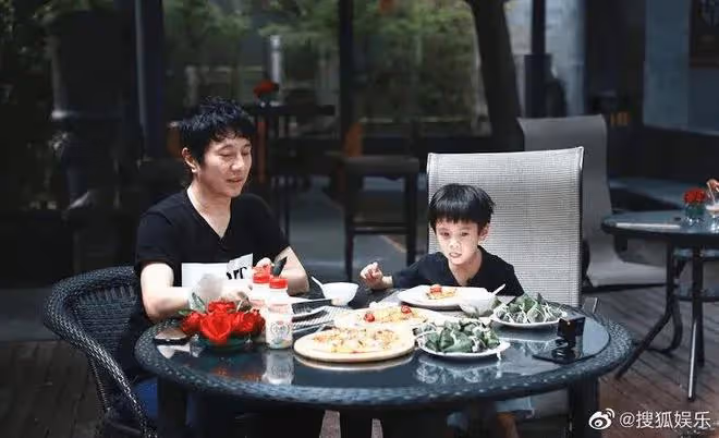 今日份的瓜|女團成員被陌生男子要求敬酒,小S被具俊曄的生日禮物感動