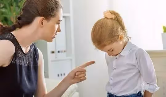 兒子惹哭侄女,大姑姐連我一起訓斥,婆婆出面一番話我挺直了腰杆