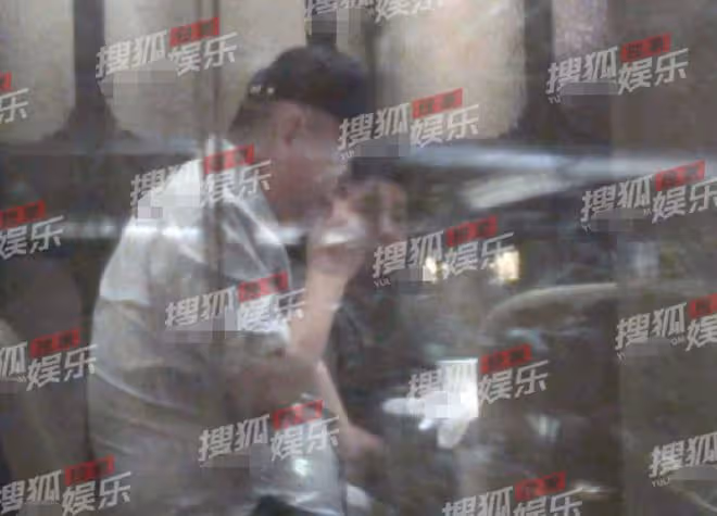 69歲陳凱歌帶二婚老婆聚會,挺大肚步履蹣跚,一旁陳飛宇不修邊幅