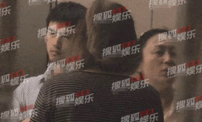 69歲陳凱歌帶二婚老婆聚會,挺大肚步履蹣跚,一旁陳飛宇不修邊幅