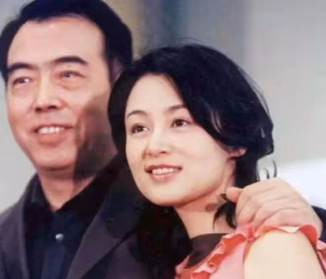 69歲陳凱歌帶二婚老婆聚會,挺大肚步履蹣跚,一旁陳飛宇不修邊幅