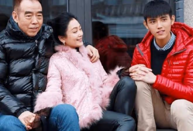 69歲陳凱歌帶二婚老婆聚會,挺大肚步履蹣跚,一旁陳飛宇不修邊幅