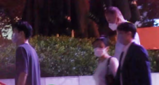 69歲陳凱歌帶二婚老婆聚會,挺大肚步履蹣跚,一旁陳飛宇不修邊幅