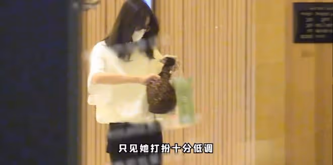 戀愛實錘?劉雯深夜現身井柏然所住酒店,一夜未出次日衣服沒換