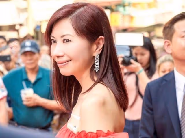 知名港姐冠軍曬泳裝照!攬著三婚丈夫風韻猶存,網友:保養似少女
