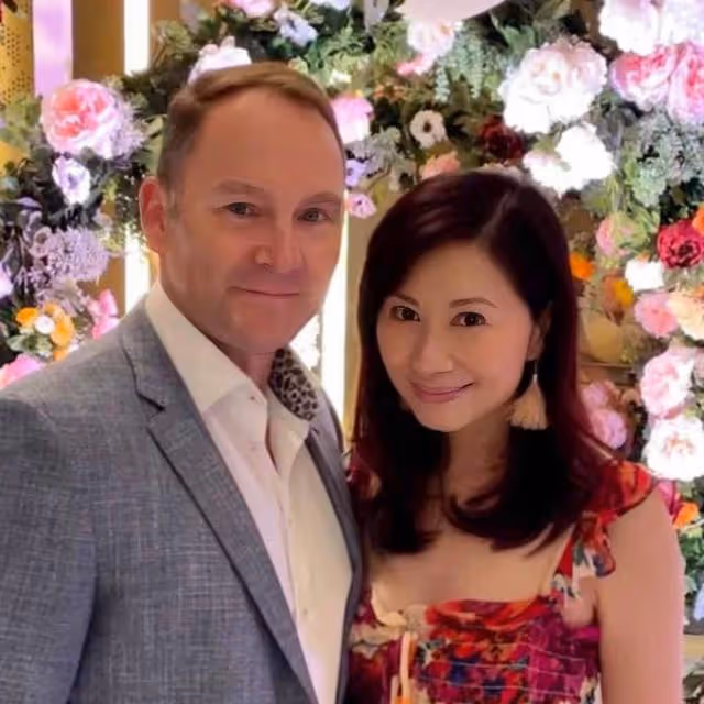 知名港姐冠軍曬泳裝照!攬著三婚丈夫風韻猶存,網友:保養似少女