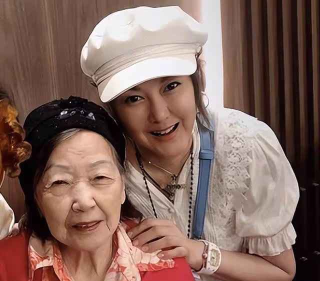 突發!香港知名女星95歲母親離世,為轉運兩次改名至今仍單身