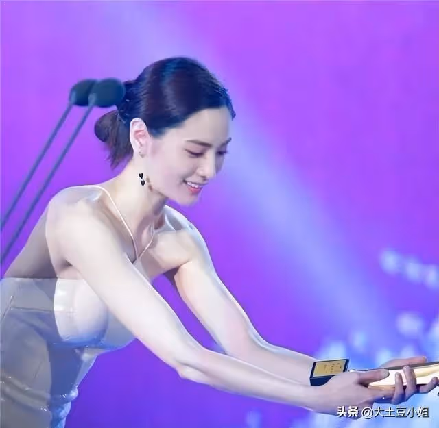 世界第一美女長啥樣?頒獎典禮穿「液體裙」,我們一起來看一下