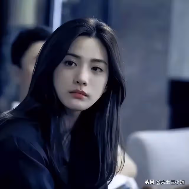 世界第一美女長啥樣?頒獎典禮穿「液體裙」,我們一起來看一下