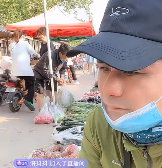 星光大道冠軍擺攤賣菜，街頭叫賣無人搭理，現場悽慘負債上百萬
