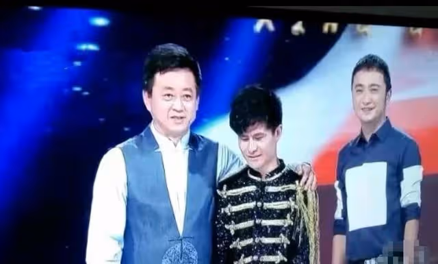 星光大道冠軍擺攤賣菜，街頭叫賣無人搭理，現場悽慘負債上百萬