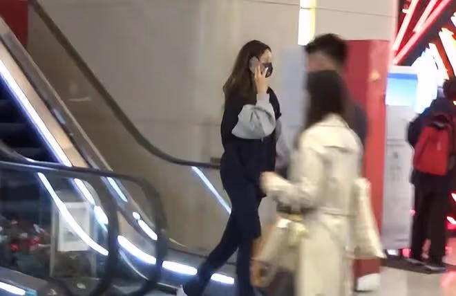 任達華18歲女兒好驚艷,秀腹肌九頭身比例似超模,日常奢侈品傍身