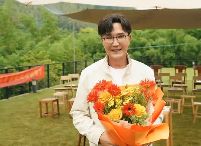54歲江珊惹爭議,參加殺青宴雙手親密挽上吳剛,二婚秘嫁田小潔