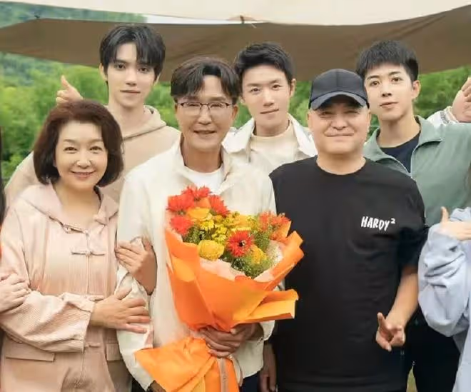 54歲江珊惹爭議,參加殺青宴雙手親密挽上吳剛,二婚秘嫁田小潔