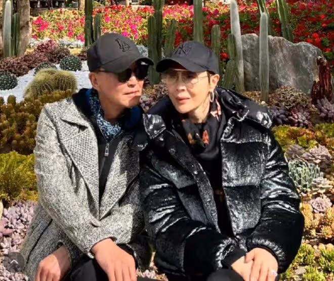 54歲江珊惹爭議,參加殺青宴雙手親密挽上吳剛,二婚秘嫁田小潔