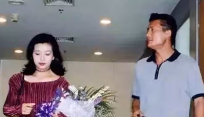 54歲江珊惹爭議,參加殺青宴雙手親密挽上吳剛,二婚秘嫁田小潔