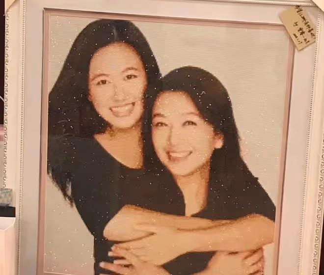 54歲江珊惹爭議,參加殺青宴雙手親密挽上吳剛,二婚秘嫁田小潔