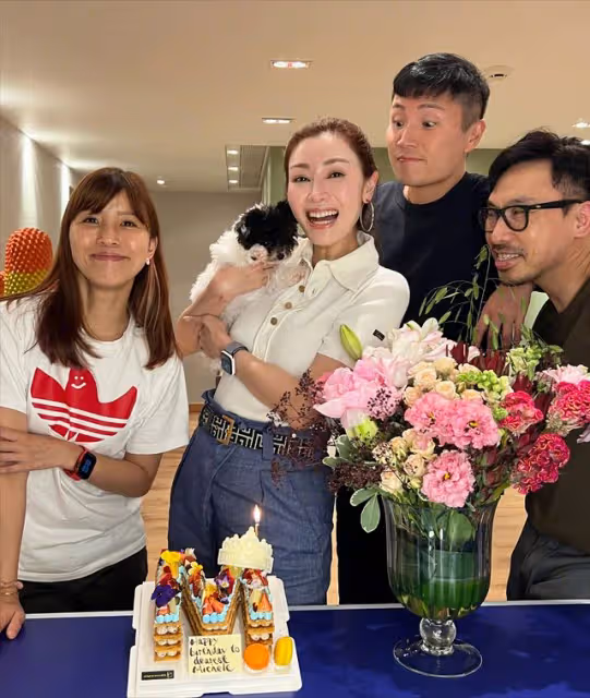 李嘉欣病癒後慶52歲生日，紅光滿面妝容精緻，系萬元腰帶顯闊氣