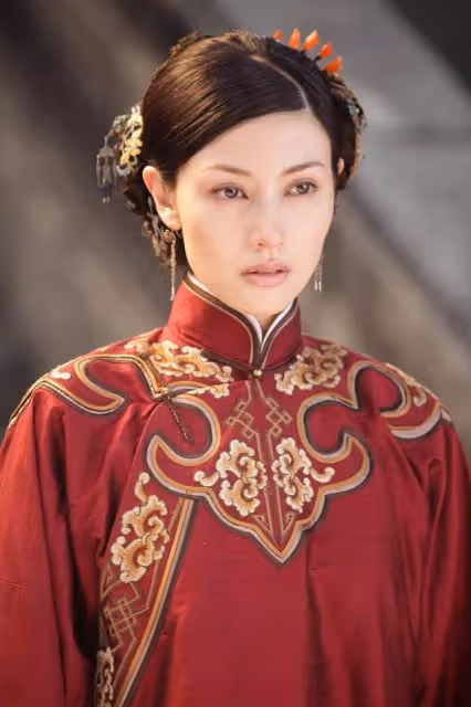 李嘉欣病癒後慶52歲生日,紅光滿面妝容精緻,系萬元腰帶顯闊氣