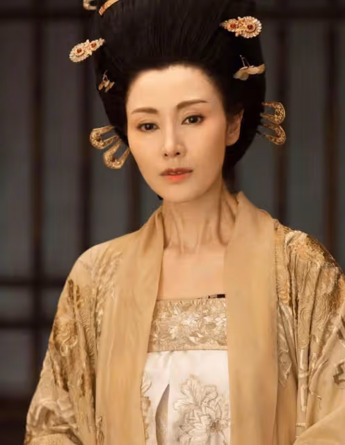 李嘉欣病癒後慶52歲生日,紅光滿面妝容精緻,系萬元腰帶顯闊氣