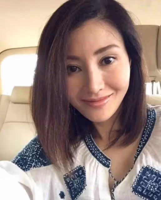 李嘉欣病癒後慶52歲生日,紅光滿面妝容精緻,系萬元腰帶顯闊氣