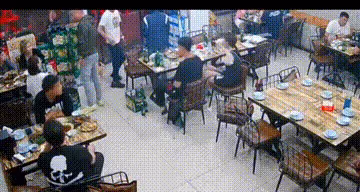 唐山燒烤店打人主犯陳某志在家中被帶走，妻子回應：網友知道啥？