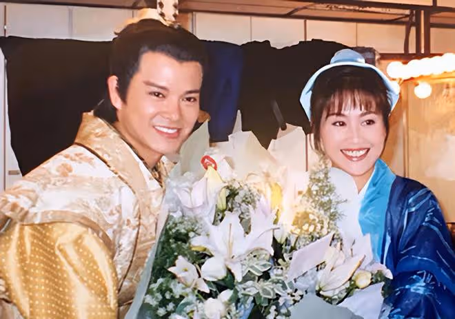 梁小冰為演員老公慶生!曾拒絕一眾富豪追求,相戀30年仍恩愛如初