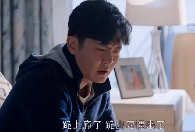夫妻公婆同住,婆婆住院後,妻子被兄弟姐妹數落,男人:我太窩囊