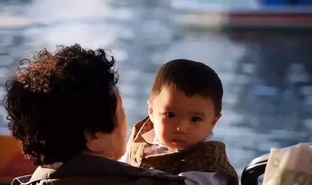 夫妻公婆同住,婆婆住院後,妻子被兄弟姐妹數落,男人:我太窩囊