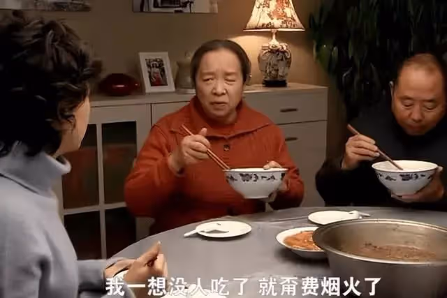 夫妻公婆同住,婆婆住院後,妻子被兄弟姐妹數落,男人:我太窩囊