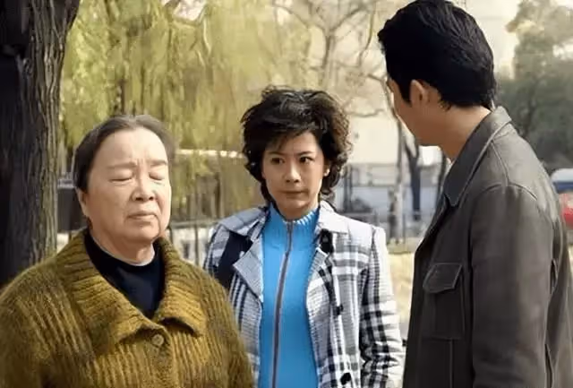 夫妻公婆同住,婆婆住院後,妻子被兄弟姐妹數落,男人:我太窩囊