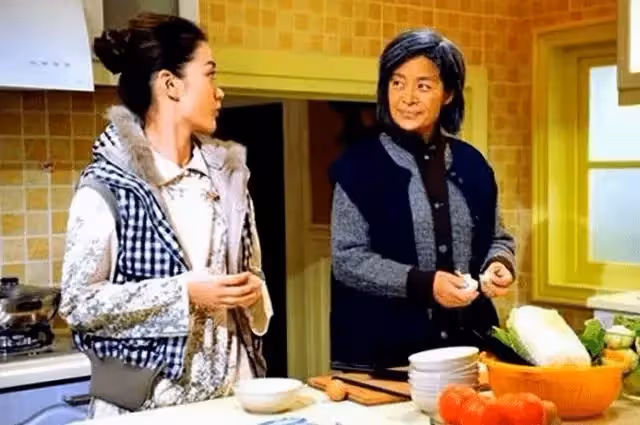 夫妻公婆同住,婆婆住院後,妻子被兄弟姐妹數落,男人:我太窩囊